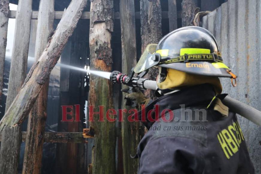 Reducidas a cenizas, así quedaron tres casas tras voraz incendio en la colonia Canaán