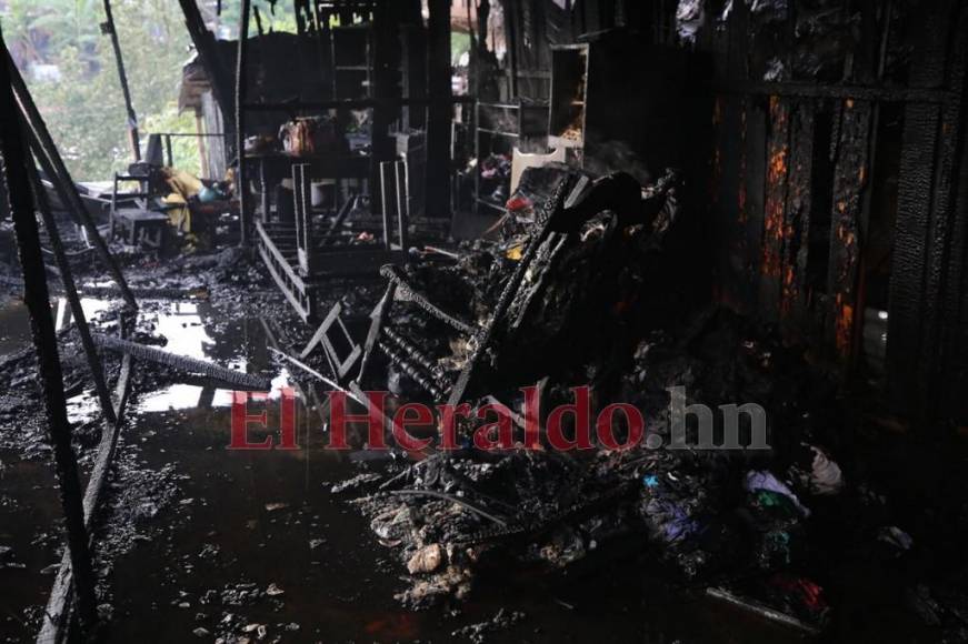 Reducidas a cenizas, así quedaron tres casas tras voraz incendio en la colonia Canaán