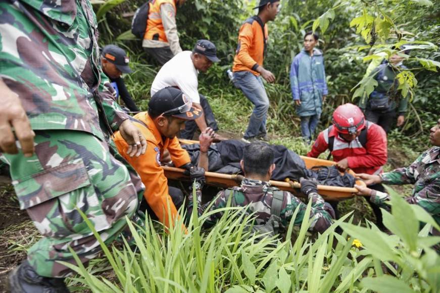 22 muertos y un pueblo bajo cenizas: erupción volcánica en Indonesia