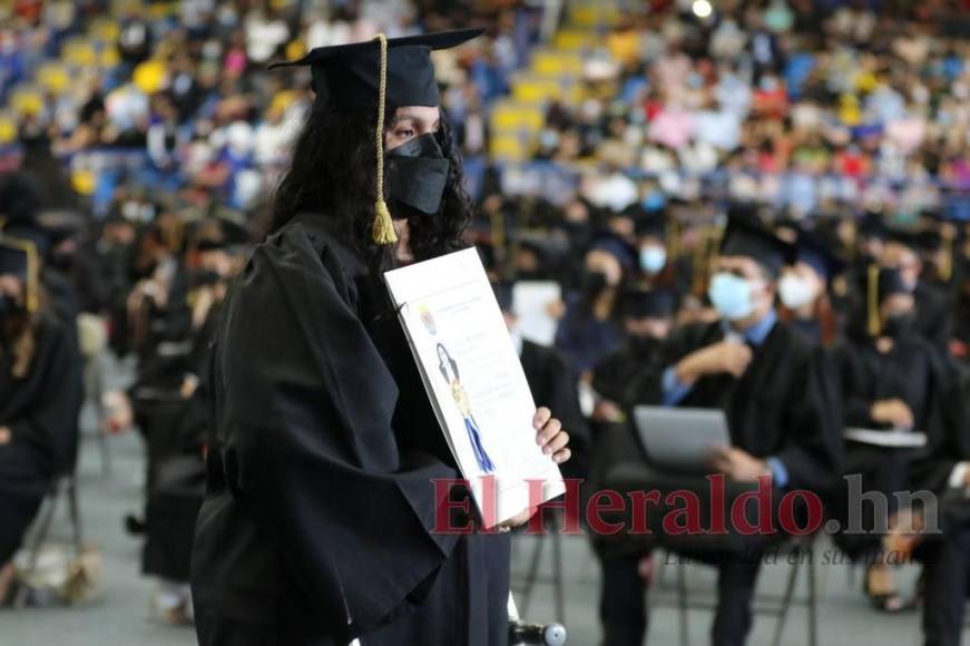 Con menciones honoríficas, UNAH realiza primeras graduaciones presenciales (Fotos)