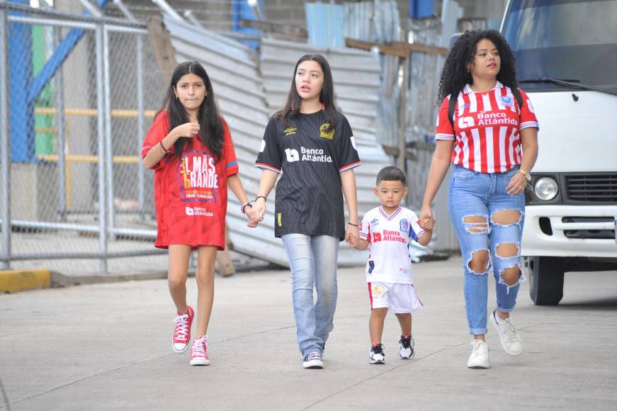 El impactante duelo de bellas mujeres en las graderías del Nacional por el Olimpia vs. Motagua