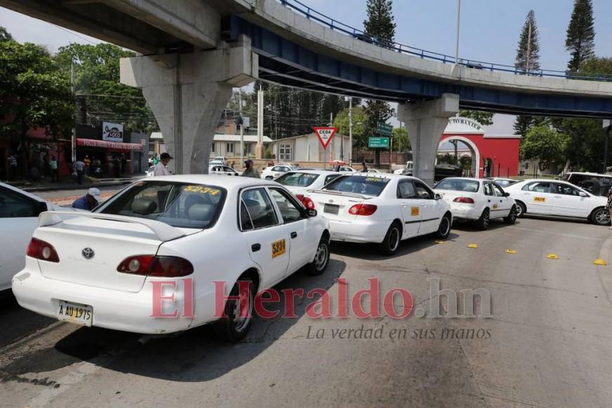 Imágenes del caos vial en la capital originado por el paro de transportistas