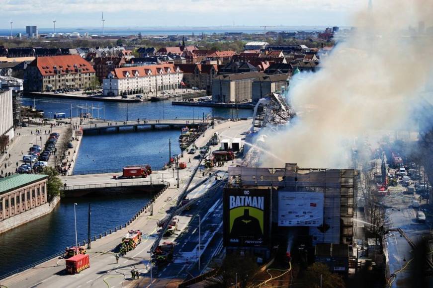 Terror en Copenhague: Incendio devasta icónico edificio del siglo XVII