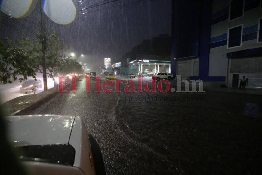 ¡Tegucigalpa anegada! Lluvias causan caos en la capital