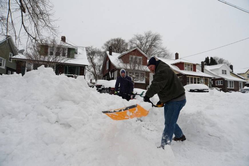 Bajo metros de nieve, Buffalo sufre los estragos de la tormenta invernal del siglo