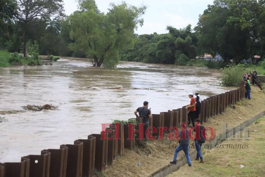 Tráfico, desesperación y temor: Evacúan La Lima ante llamado de emergencia por lluvias