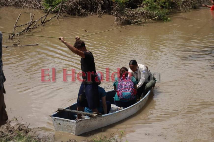 En canoa, tractores y helicópteros llevan ayuda a damnificados de excampos bananeros