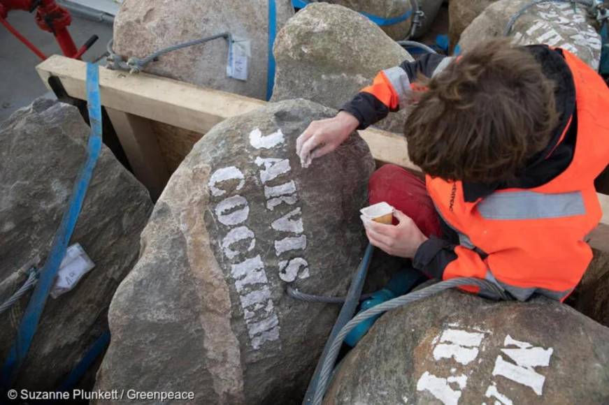 La razón por la que Greenpeace lanza enormes piedras al mar