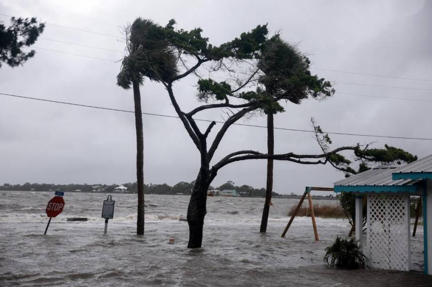 Huracán Debby ya es categoría 1 y toca tierra en Florida