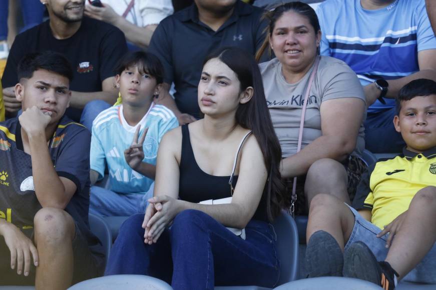 El Morazán se llena de chicas muy lindas para clásico entre Real España y Olimpia