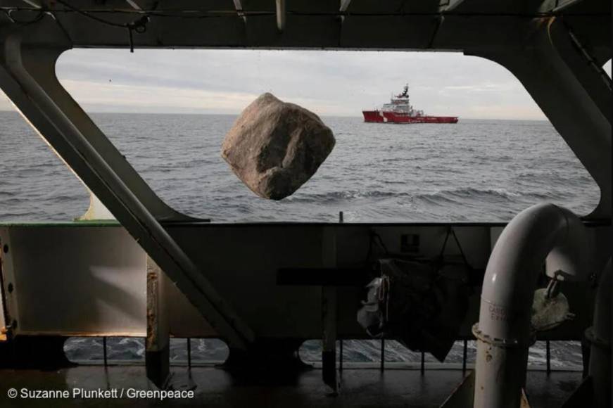 La razón por la que Greenpeace lanza enormes piedras al mar