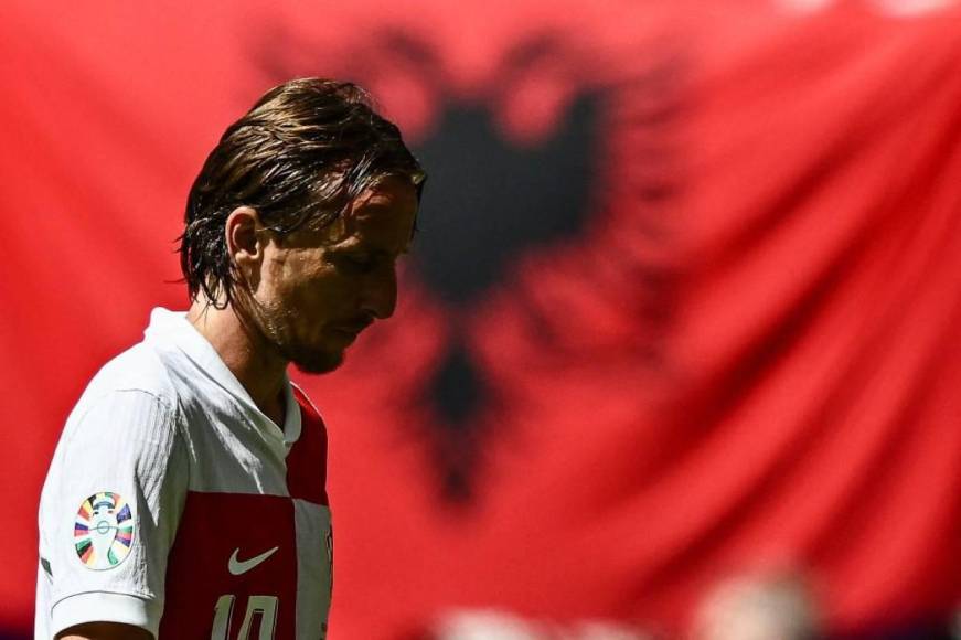 Luka Modric destrozado tras empatar ante Albania y la bella Ivana Knoll presente
