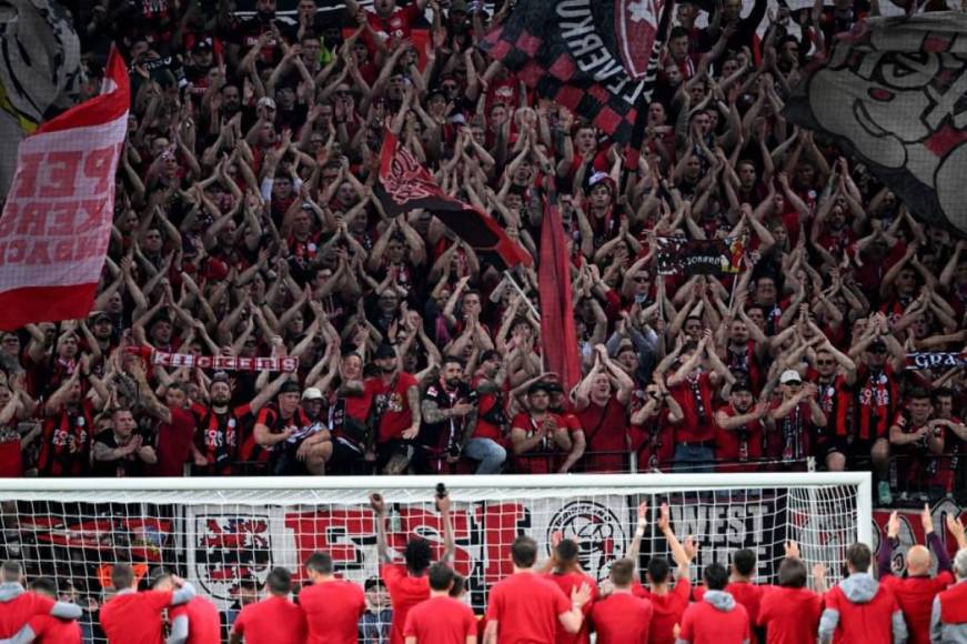 Leverkusen hizo historia y va por el triplete: el festejo de Xabi Alonso y sus jugadores