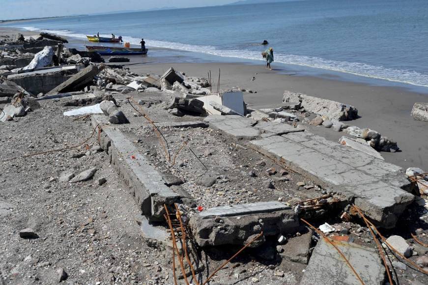 Así se está “tragando” el mar a toda una comunidad en Cedeño