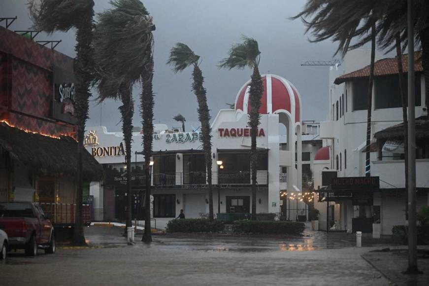 Huracán Hilary se degrada a categoría 2 y deja fuertes lluvias en noroeste de México