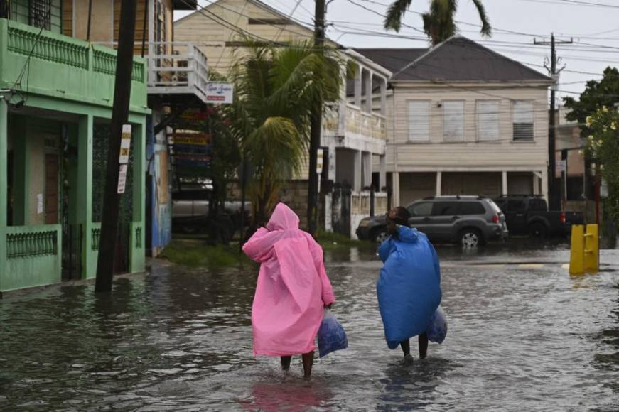 Inundaciones, casas sin techos y sin energía eléctrica dejó Lisa a su paso por Belice