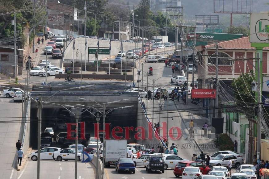 Imágenes del caos vial en la capital originado por el paro de transportistas