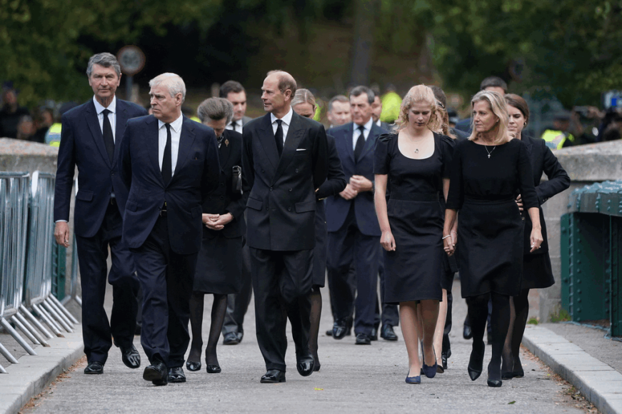 Reino Unido proclama al nuevo rey Carlos III mientras despide entre lágrimas a Isabel II (FOTOS)