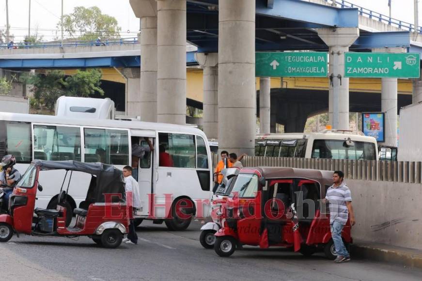 Imágenes del caos vial en la capital originado por el paro de transportistas