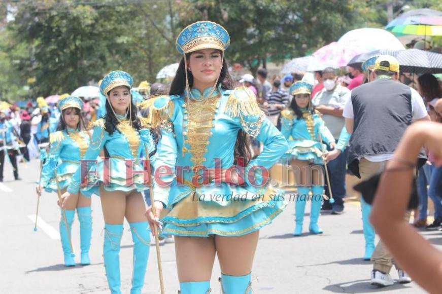 Valeria Chirinos, la palillona que rindió homenaje a la Bandera con su traje turquesa