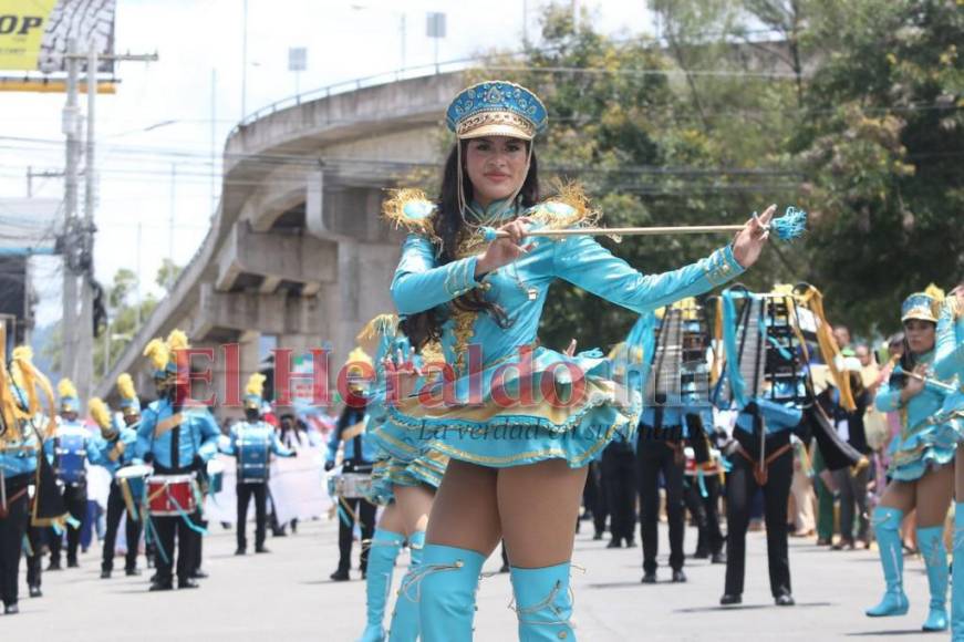 Valeria Chirinos, la palillona que rindió homenaje a la Bandera con su traje turquesa