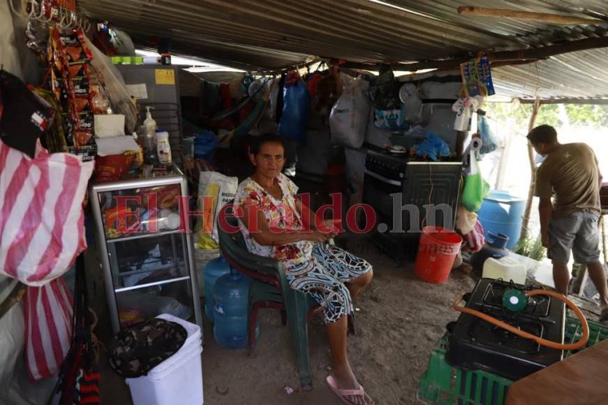 Desolados y a la espera de ayuda están decenas de familias en excampos bananeros