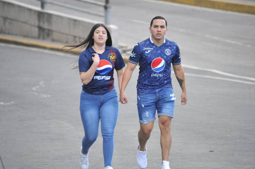 El impactante duelo de bellas mujeres en las graderías del Nacional por el Olimpia vs. Motagua