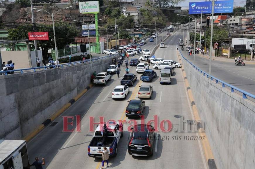 Imágenes del caos vial en la capital originado por el paro de transportistas