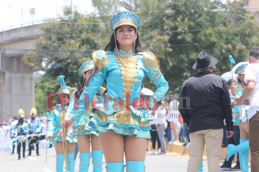 Valeria Chirinos, la palillona que rindió homenaje a la Bandera con su traje turquesa