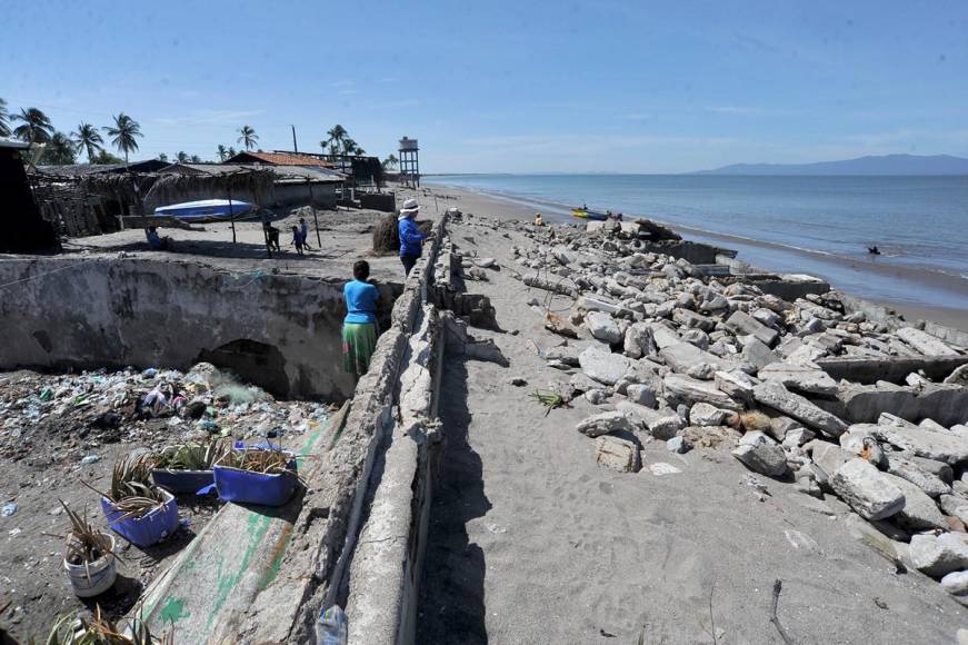 Así se está “tragando” el mar a toda una comunidad en Cedeño