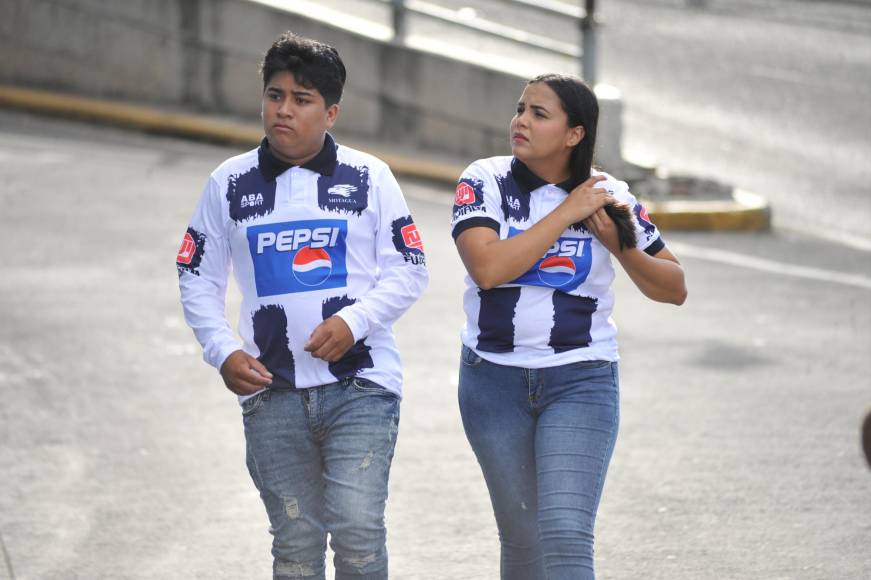 El impactante duelo de bellas mujeres en las graderías del Nacional por el Olimpia vs. Motagua