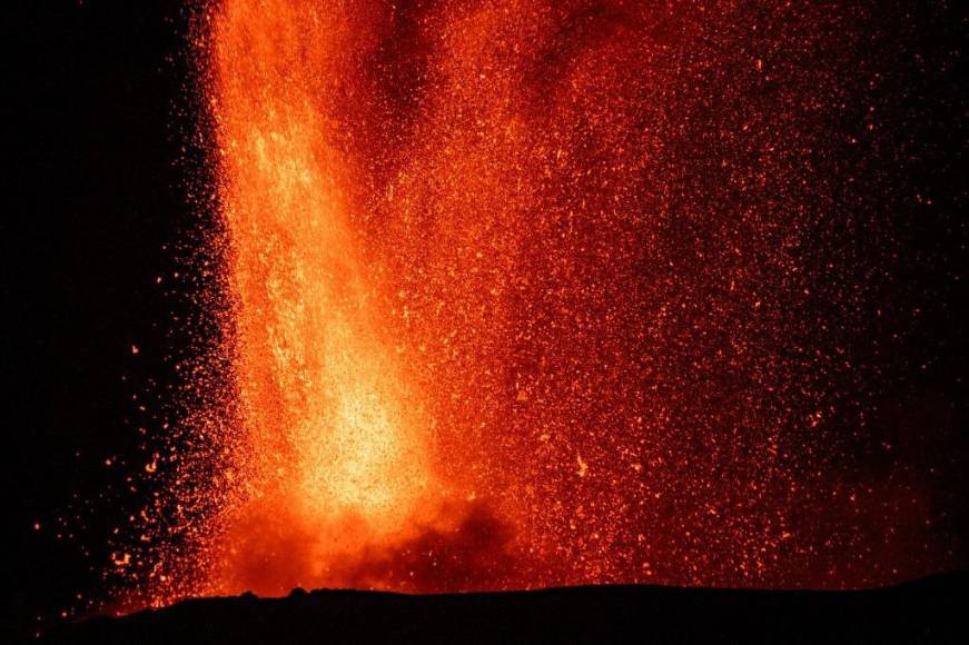 La impactante erupción de Etna, el mayor volcán activo de Europa