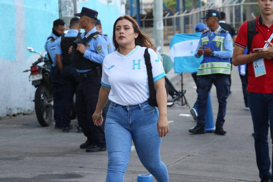 ¡Bellezas! El Nacional se llena de lindas chicas para el Honduras ante Jamaica