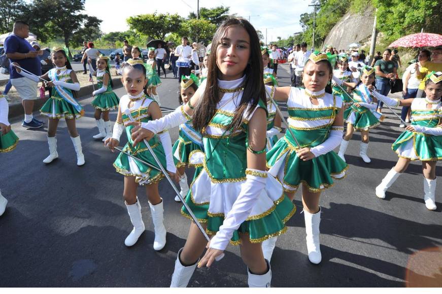 Las mejores 25 fotos de los desfiles de los centros básicos en la capital