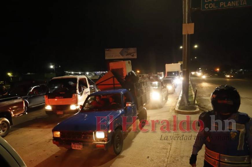 Tráfico, desesperación y temor: Evacúan La Lima ante llamado de emergencia por lluvias