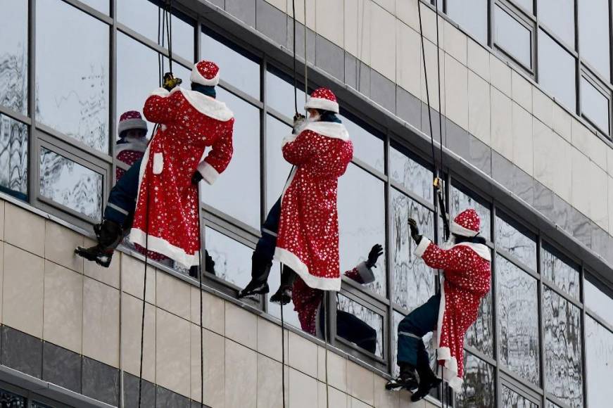 Códigos QR y Santas voladores: curiosas decoraciones en Navidad 2023