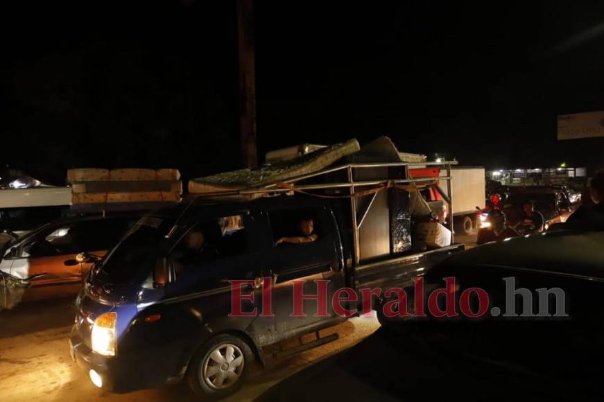 Tráfico, desesperación y temor: Evacúan La Lima ante llamado de emergencia por lluvias