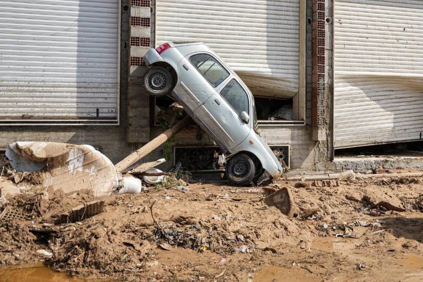 “Barrios enteros fueron arrastrados con todo y gente al mar”: miles de muertos en Libia por inundaciones