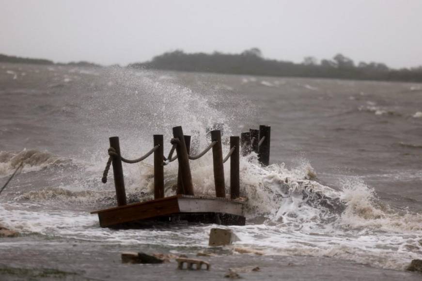 Huracán Debby ya es categoría 1 y toca tierra en Florida