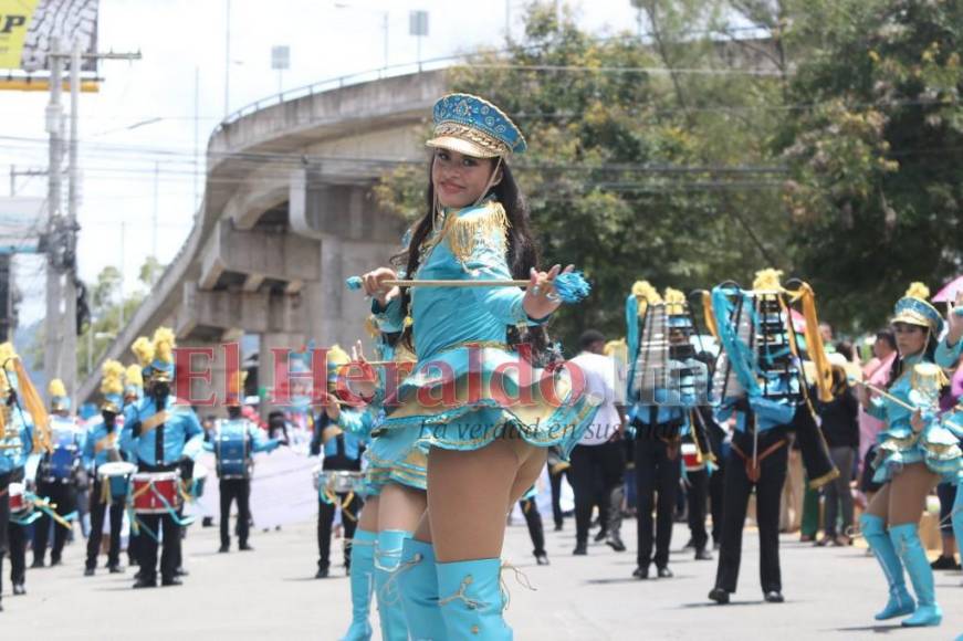 Valeria Chirinos, la palillona que rindió homenaje a la Bandera con su traje turquesa