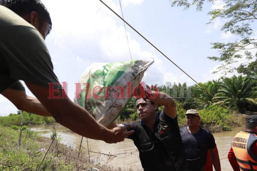 En canoa, tractores y helicópteros llevan ayuda a damnificados de excampos bananeros