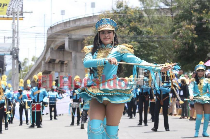 Valeria Chirinos, la palillona que rindió homenaje a la Bandera con su traje turquesa