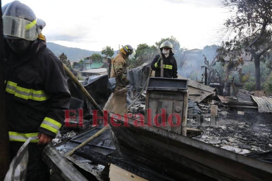 Reducidas a cenizas, así quedaron tres casas tras voraz incendio en la colonia Canaán