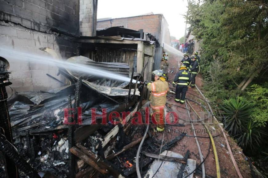 Reducidas a cenizas, así quedaron tres casas tras voraz incendio en la colonia Canaán