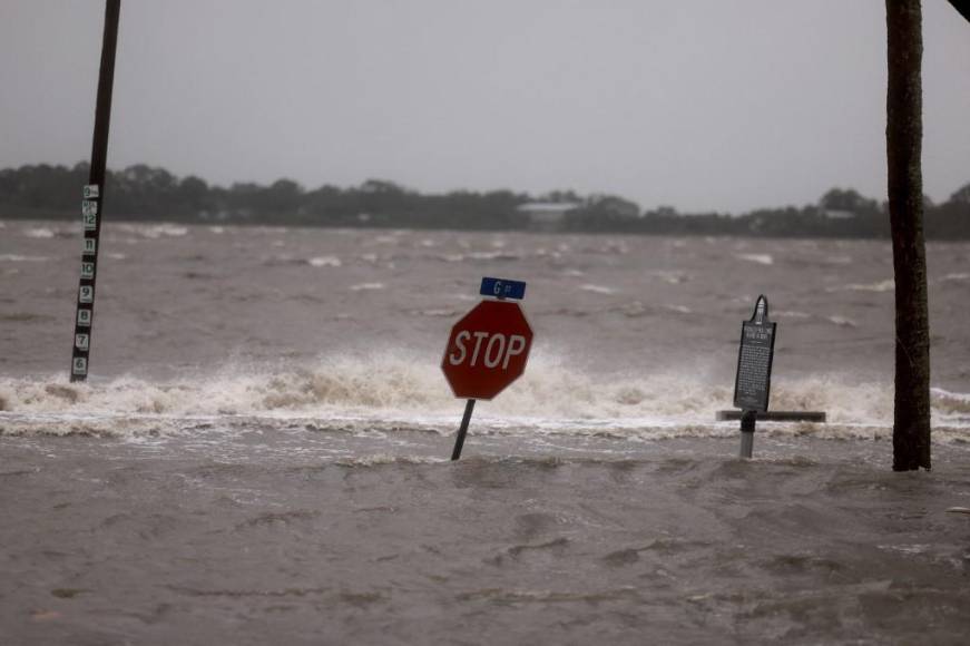 Huracán Debby ya es categoría 1 y toca tierra en Florida