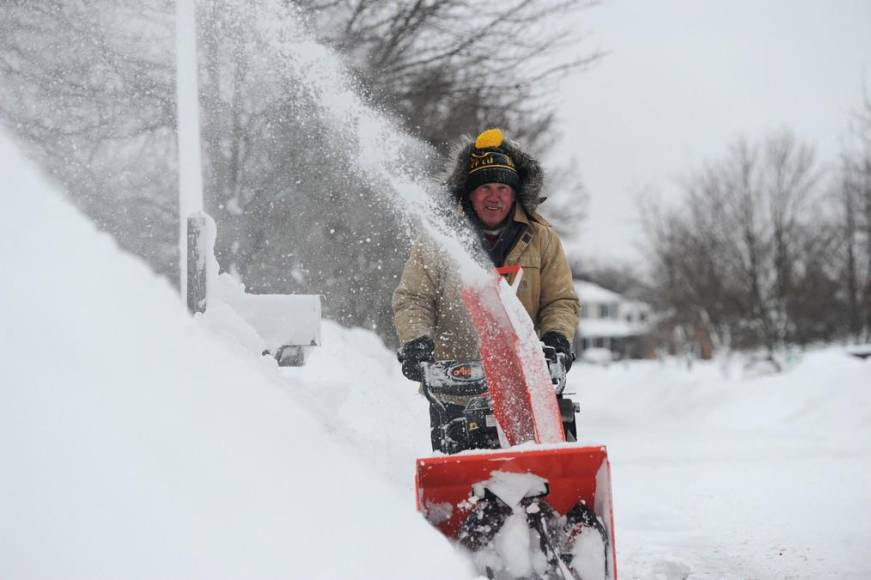 Bajo metros de nieve, Buffalo sufre los estragos de la tormenta invernal del siglo