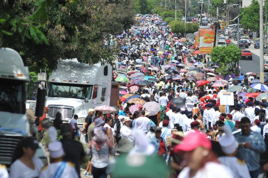 Las mejores 25 fotos de los desfiles de los centros básicos en la capital