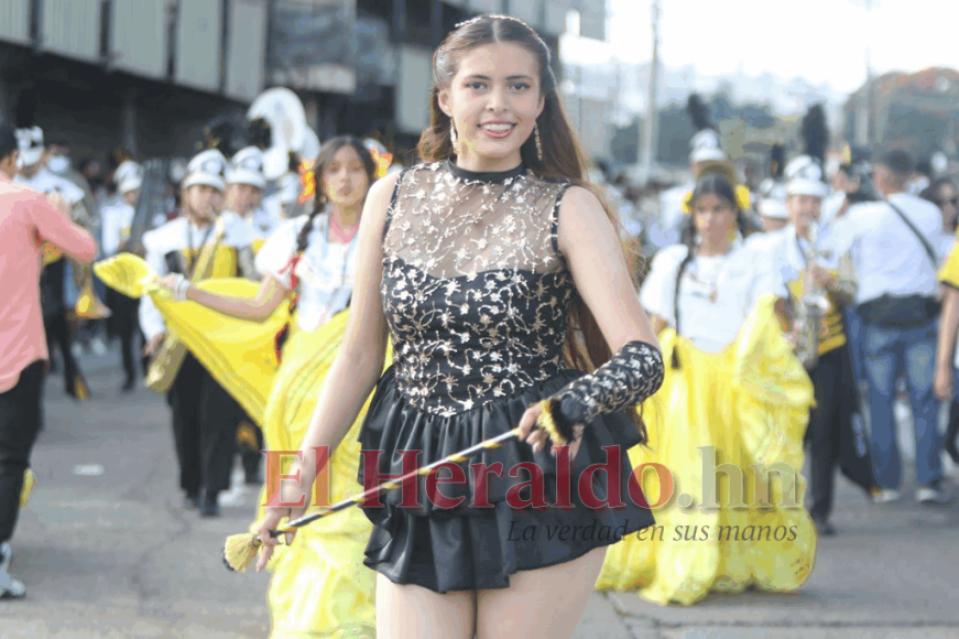 FOTOS: Hermosas palillonas resaltan en la capital desde tempranas horas