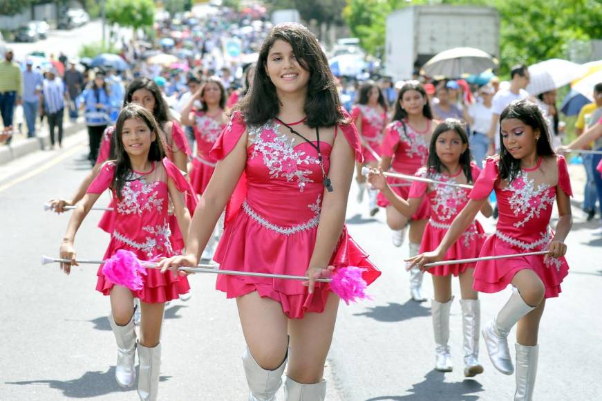 Las mejores 25 fotos de los desfiles de los centros básicos en la capital