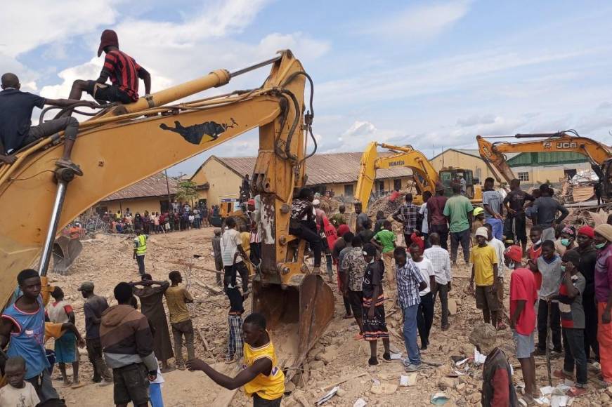 Derrumbe de escuela en Nigeria deja al menos 21 muertos y decenas de heridos